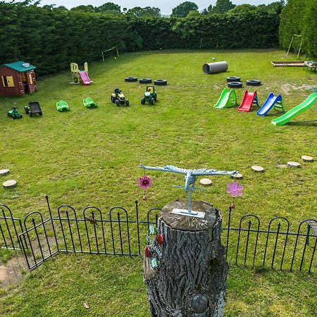 Upside Down House - Sleeps Up To 6 Guests - Great For Family And Friends Gatherings,Corporate Events ,Near Sherwood Forest At Fairview Farm In Nottingham Set In 88 Acres Экстерьер фото