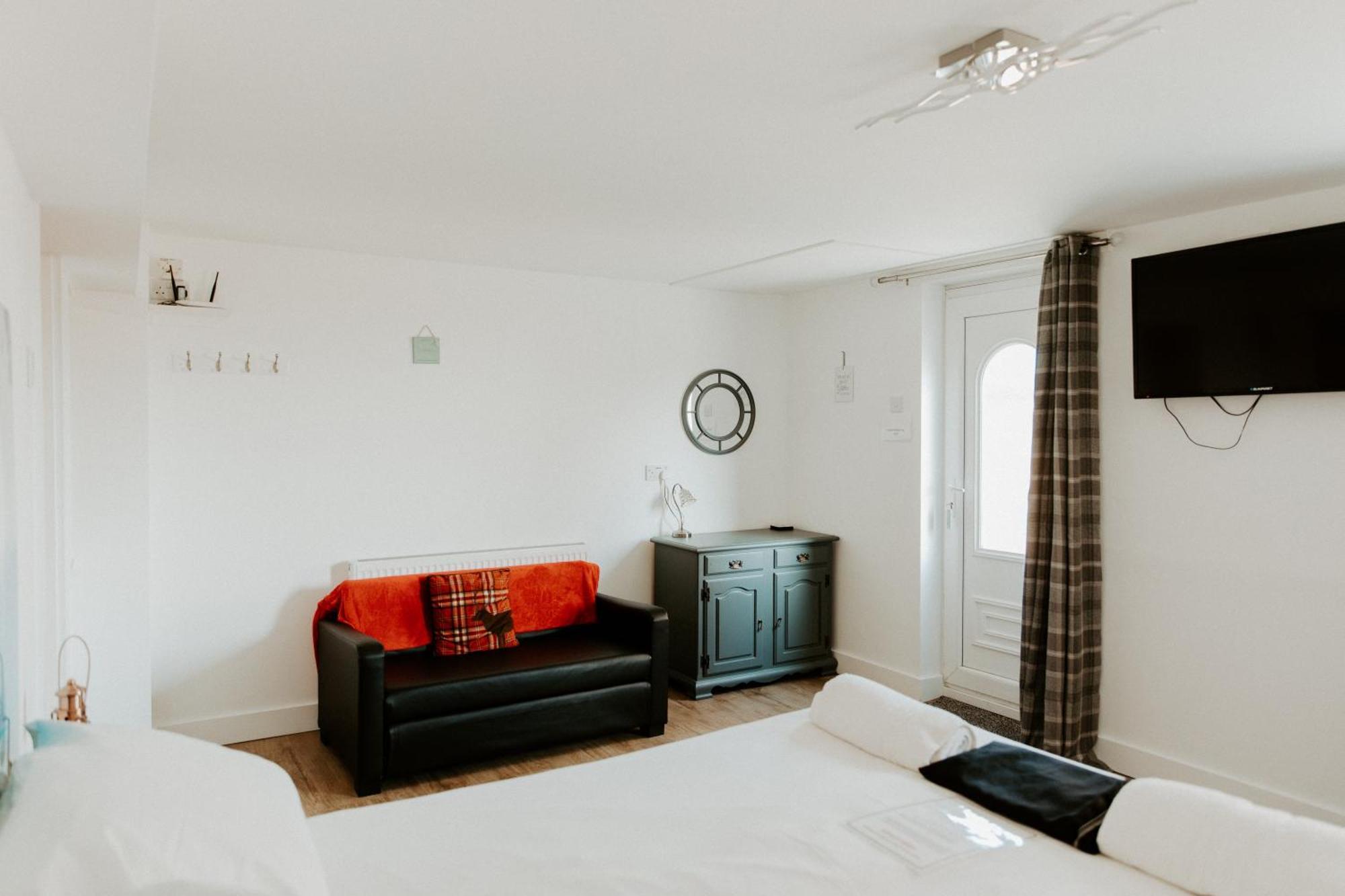 Upside Down House - Sleeps Up To 6 Guests - Great For Family And Friends Gatherings,Corporate Events ,Near Sherwood Forest At Fairview Farm In Nottingham Set In 88 Acres Экстерьер фото