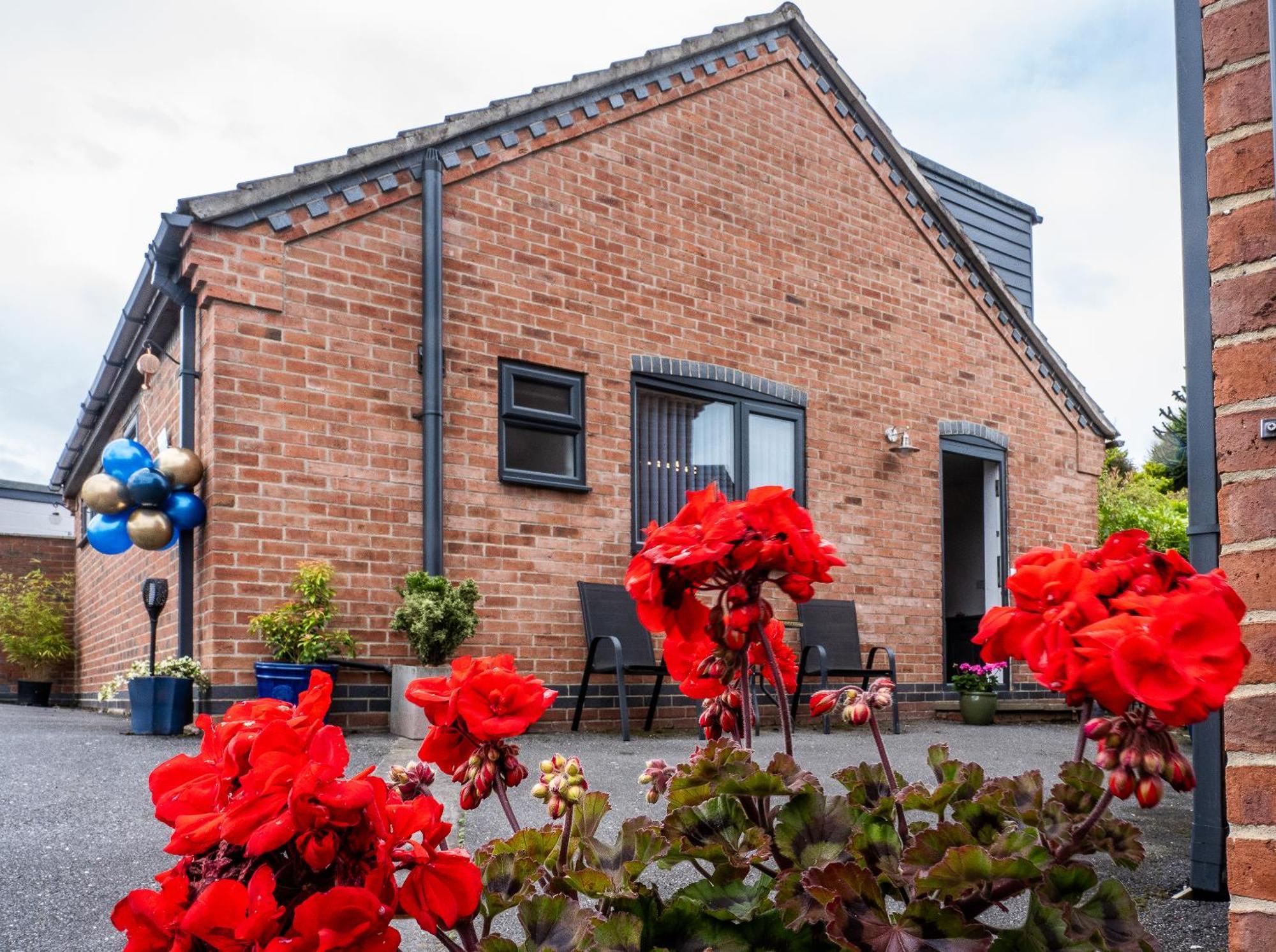 Upside Down House - Sleeps Up To 6 Guests - Great For Family And Friends Gatherings,Corporate Events ,Near Sherwood Forest At Fairview Farm In Nottingham Set In 88 Acres Экстерьер фото
