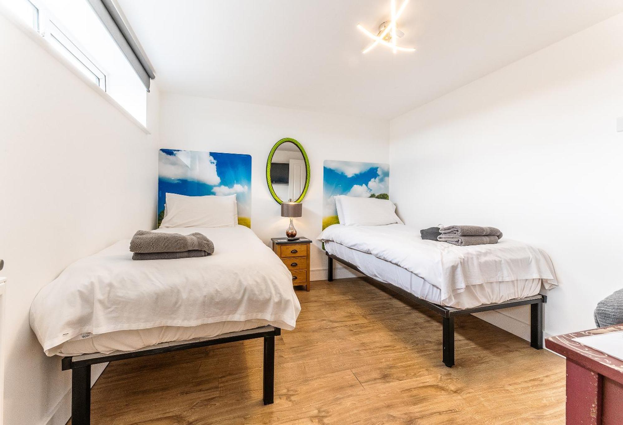 Upside Down House - Sleeps Up To 6 Guests - Great For Family And Friends Gatherings,Corporate Events ,Near Sherwood Forest At Fairview Farm In Nottingham Set In 88 Acres Экстерьер фото