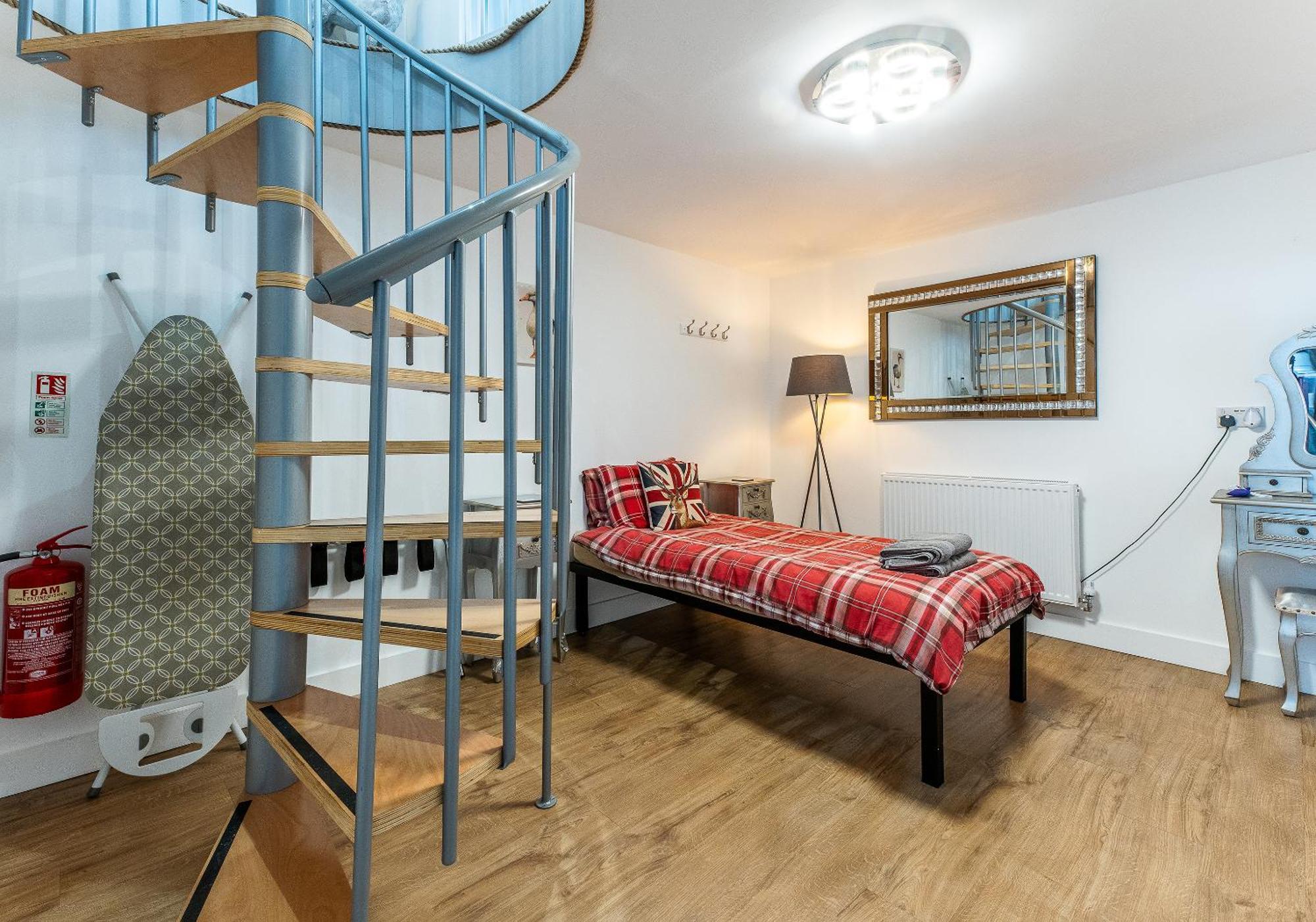 Upside Down House - Sleeps Up To 6 Guests - Great For Family And Friends Gatherings,Corporate Events ,Near Sherwood Forest At Fairview Farm In Nottingham Set In 88 Acres Экстерьер фото