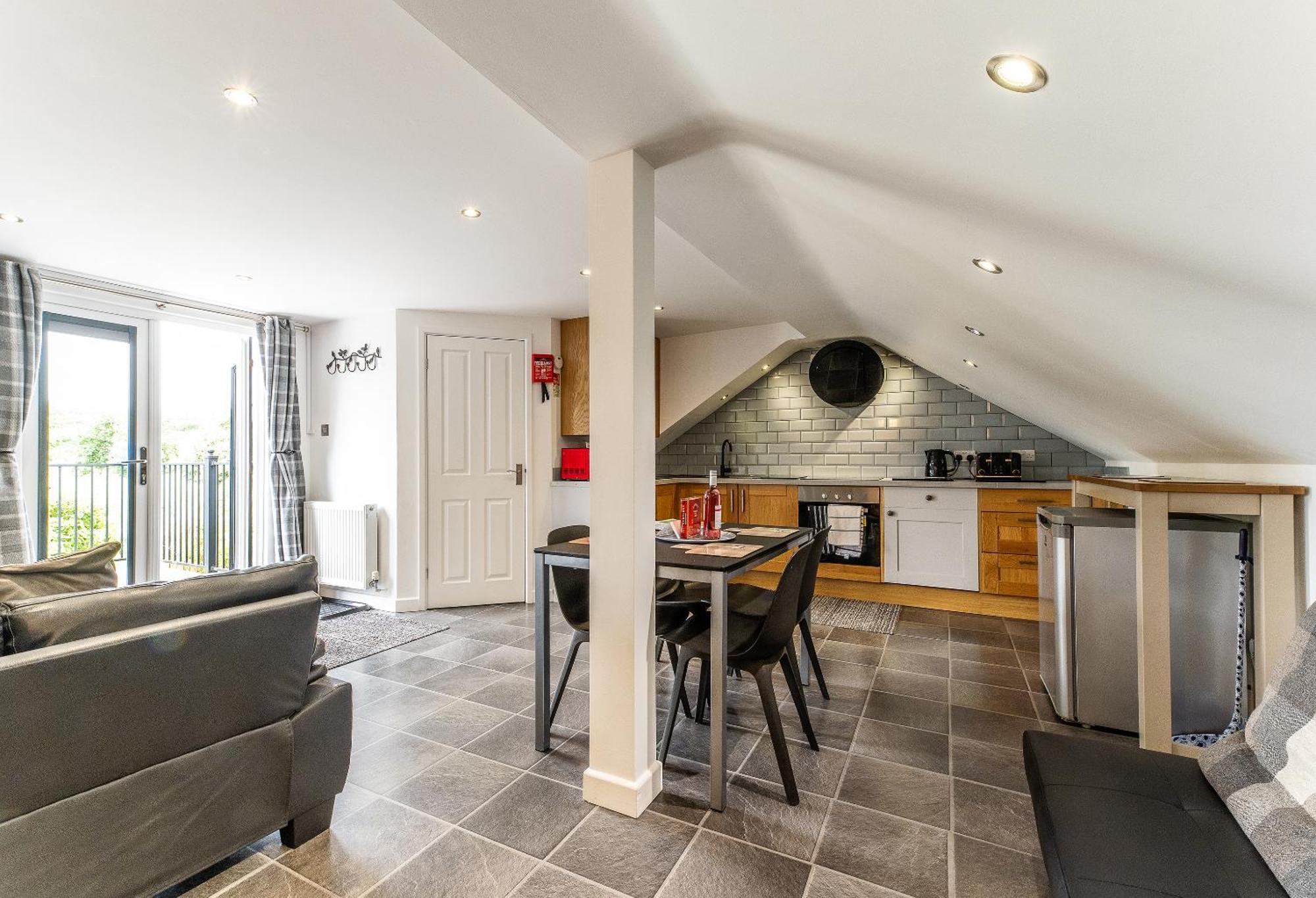 Upside Down House - Sleeps Up To 6 Guests - Great For Family And Friends Gatherings,Corporate Events ,Near Sherwood Forest At Fairview Farm In Nottingham Set In 88 Acres Экстерьер фото