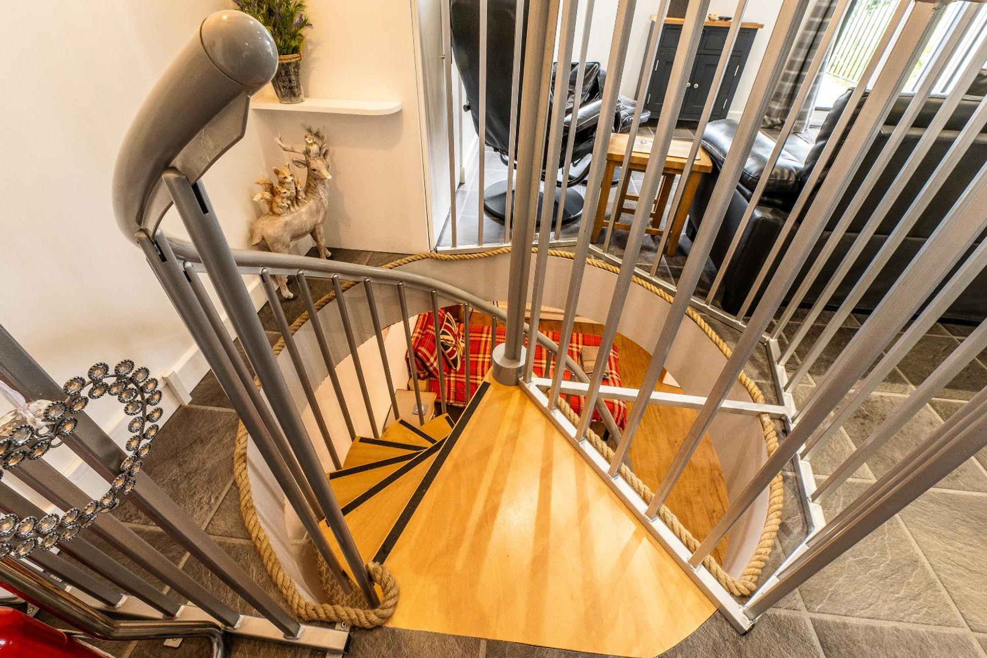 Upside Down House - Sleeps Up To 6 Guests - Great For Family And Friends Gatherings,Corporate Events ,Near Sherwood Forest At Fairview Farm In Nottingham Set In 88 Acres Экстерьер фото