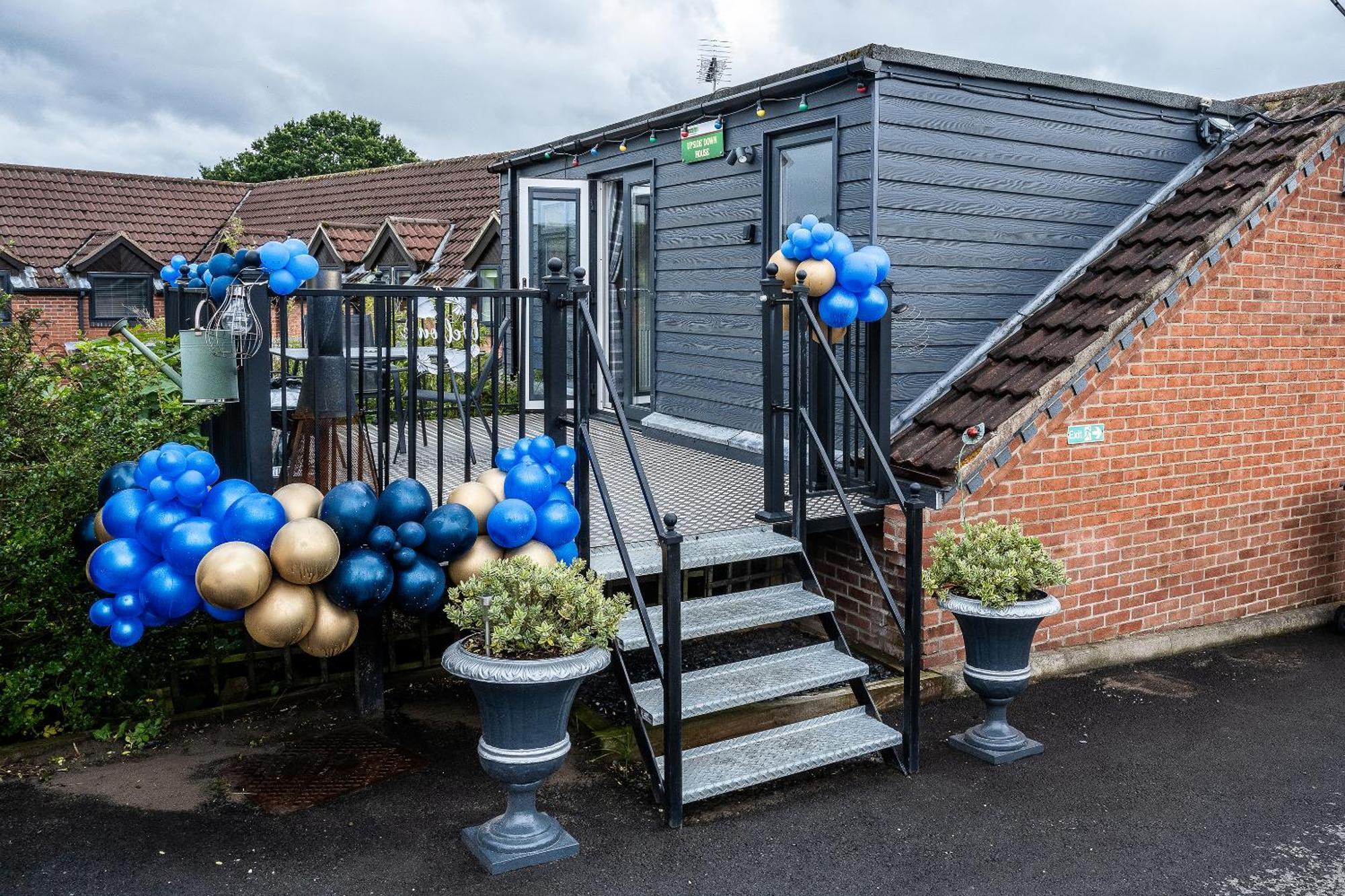 Upside Down House - Sleeps Up To 6 Guests - Great For Family And Friends Gatherings,Corporate Events ,Near Sherwood Forest At Fairview Farm In Nottingham Set In 88 Acres Экстерьер фото
