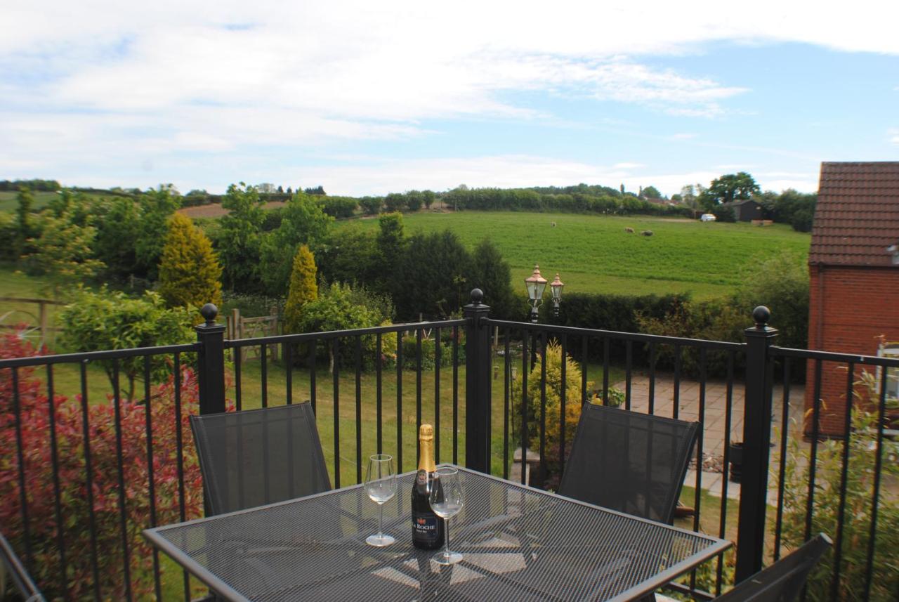 Upside Down House - Sleeps Up To 6 Guests - Great For Family And Friends Gatherings,Corporate Events ,Near Sherwood Forest At Fairview Farm In Nottingham Set In 88 Acres Экстерьер фото
